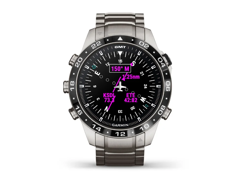 Garmin MARQ Aviator (Gen 2), титан, титановый браслет и чёрный силиконовый ремешок — вид спереди, другой экран