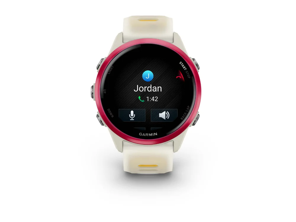 Garmin Forerunner 570 42 mm, малиновый алюминий, бежевый/оранжевый силиконовый ремешок — вид спереди, другой экран