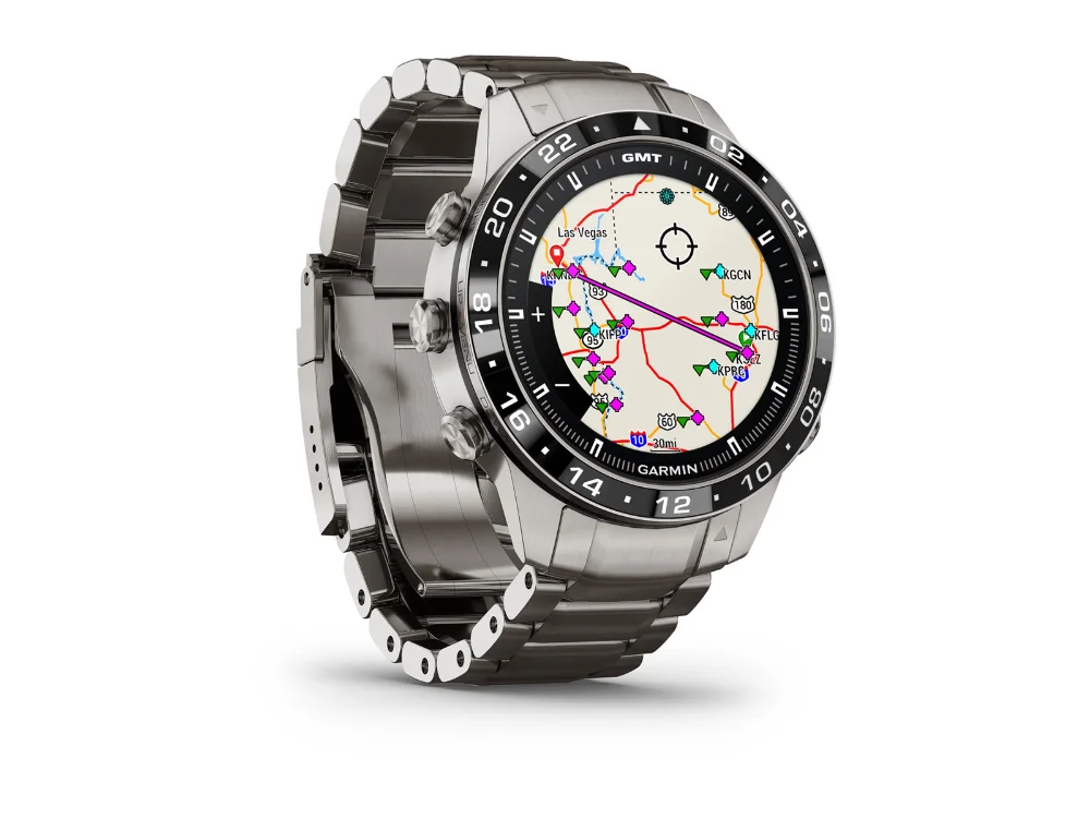 Garmin MARQ Aviator (Gen 2), титан, титановый браслет и чёрный силиконовый ремешок — вид сбоку