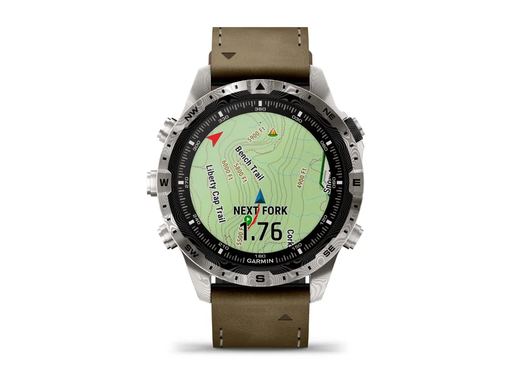 Garmin MARQ Adventurer (Gen 2) Damascus Steel Edition, дамасская сталь, песочный гибридный и чёрный силиконовый ремешки — вид спереди, другой экран