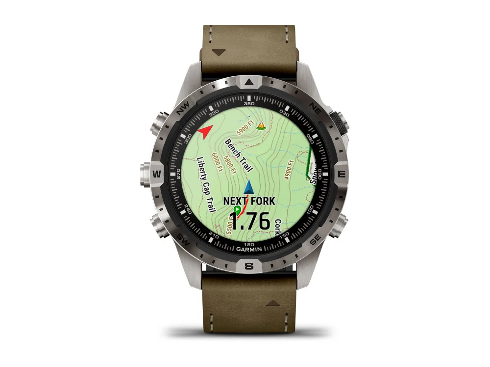 Garmin MARQ Adventurer (Gen 2), титан, песочный гибридный и чёрный силиконовый ремешки — вид спереди, другой экран
