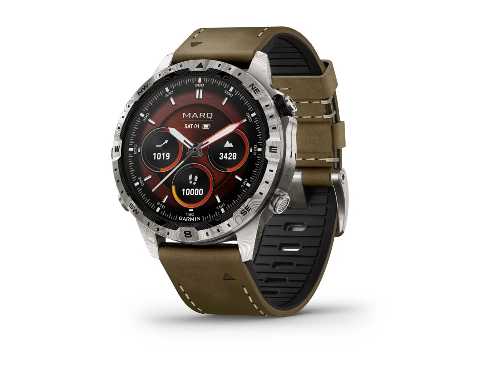 Garmin MARQ Adventurer (Gen 2) Damascus Steel Edition, дамасская сталь, песочный гибридный и чёрный силиконовый ремешки