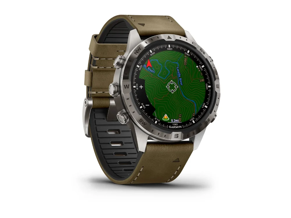 Garmin MARQ Adventurer (Gen 2), титан, песочный гибридный и чёрный силиконовый ремешки — вид сбоку