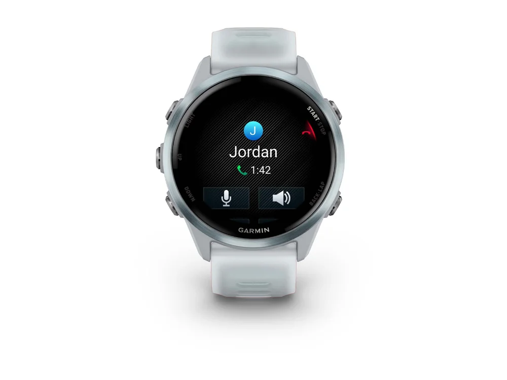 Garmin Forerunner 570 42 mm, голубой алюминий, белый/голубой силиконовый ремешок — вид спереди, другой экран