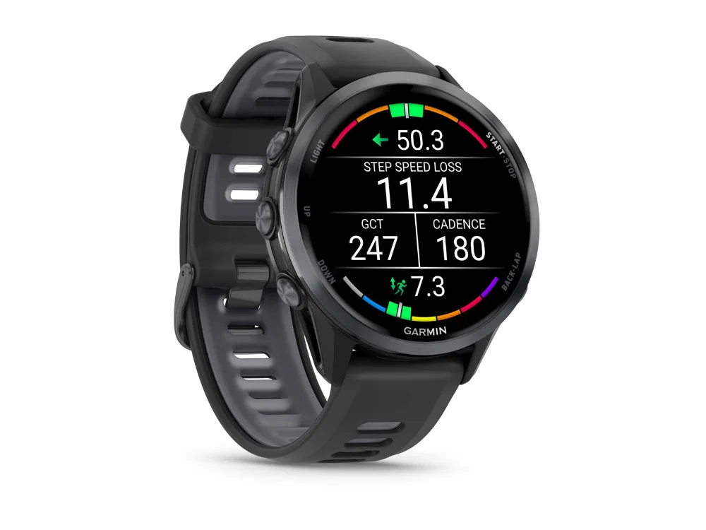 Garmin Forerunner 970, чёрный, чёрный/белый силиконовый ремешок — вид сбоку