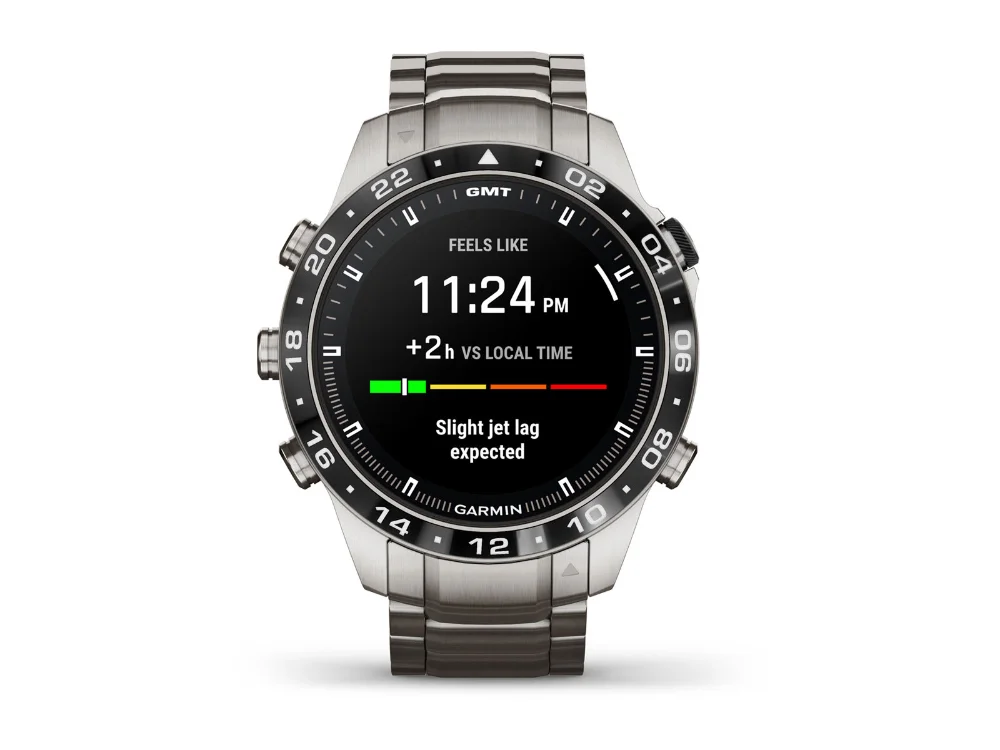 Garmin MARQ Aviator (Gen 2), титан, титановый браслет и чёрный силиконовый ремешок — вид спереди