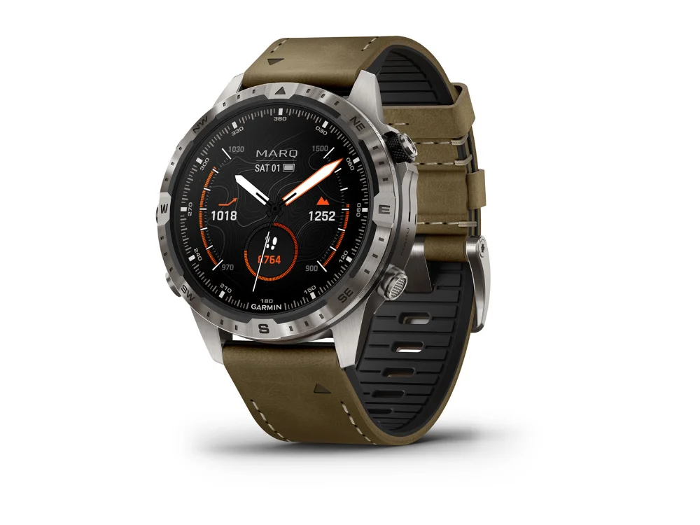 Garmin MARQ Adventurer (Gen 2), титан, песочный гибридный и чёрный силиконовый ремешки