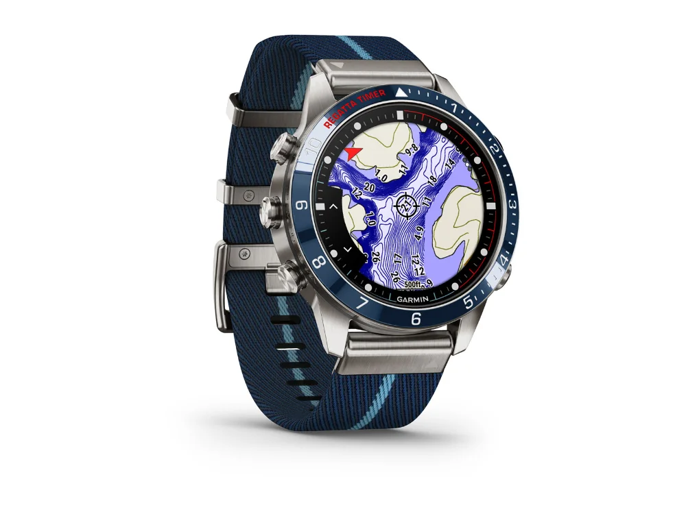 Garmin MARQ Captain (Gen 2), титан, полосатый нейлоновый и синий силиконовый ремешки — вид сбоку
