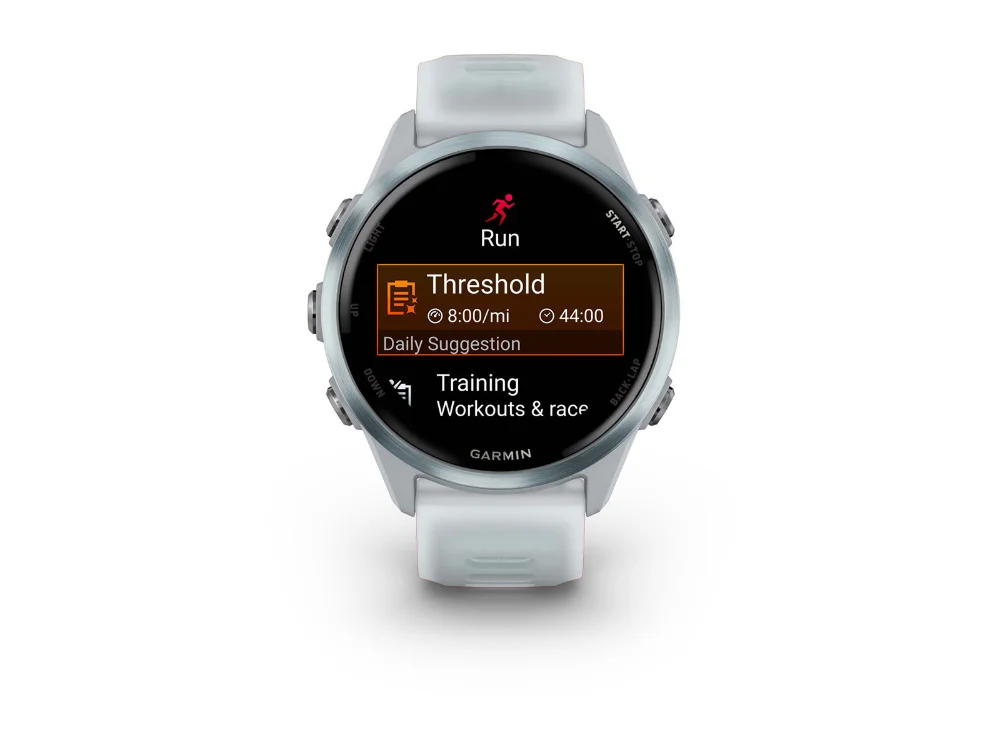 Garmin Forerunner 570 42 mm, голубой алюминий, белый/голубой силиконовый ремешок — вид спереди