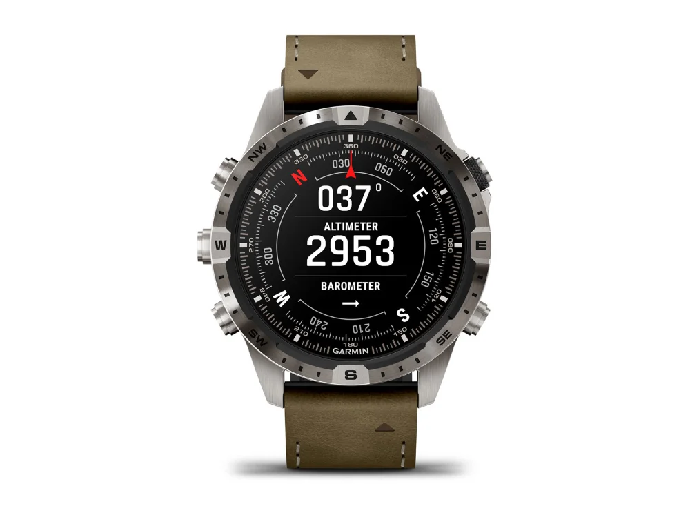 Garmin MARQ Adventurer (Gen 2), титан, песочный гибридный и чёрный силиконовый ремешки — вид спереди