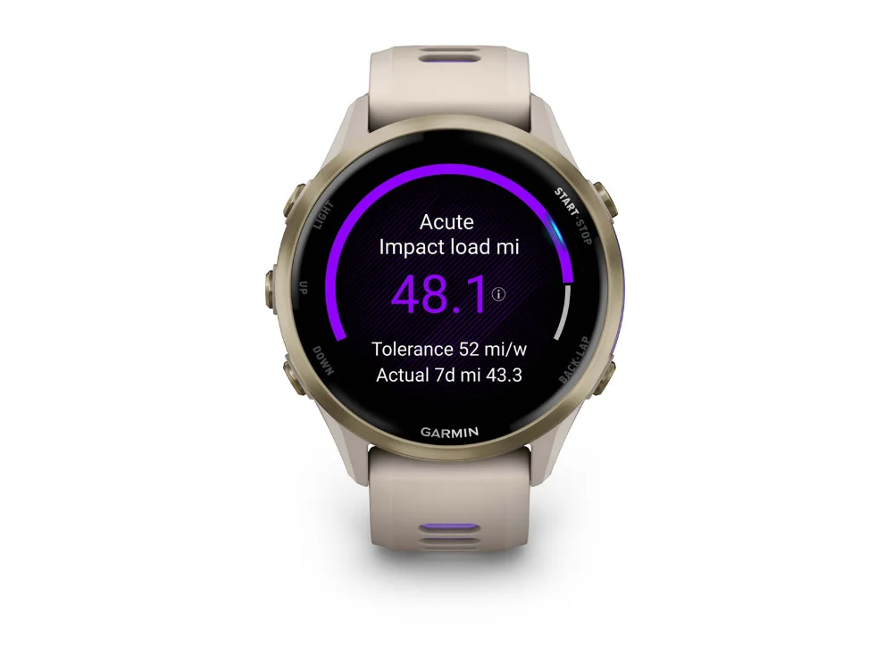 Garmin Forerunner 970, серый с золотистым безелем, серый/индиго силиконовый ремешок — вид спереди, другой экран