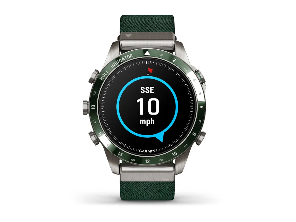 Garmin MARQ Golfer (Gen 2), титан, зелёный нейлоновый и зелёный силиконовый ремешки — вид спереди, другой экран
