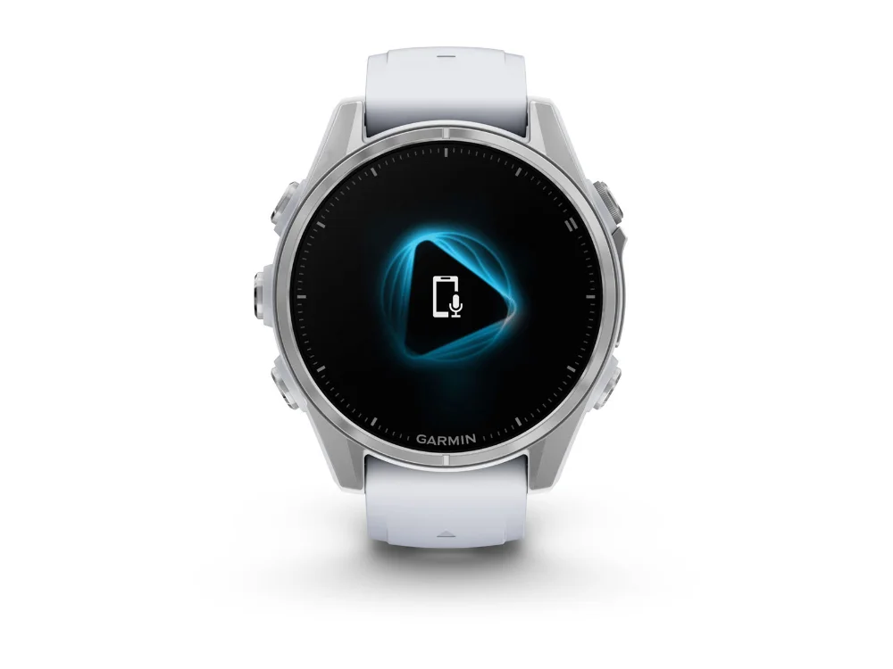Garmin Fenix 8 AMOLED 43 mm, серебристый, белый силиконовый ремешок — вид спереди, экран голосового помощника