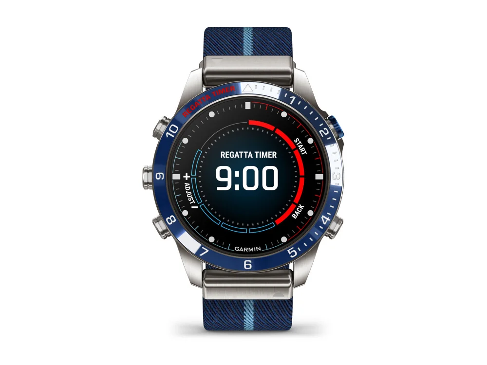 Garmin MARQ Captain (Gen 2), титан, полосатый нейлоновый и синий силиконовый ремешки — вид спереди