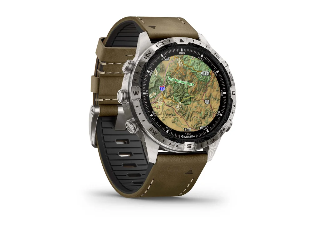 Garmin MARQ Adventurer (Gen 2) Damascus Steel Edition, дамасская сталь, песочный гибридный и чёрный силиконовый ремешки — вид сбоку