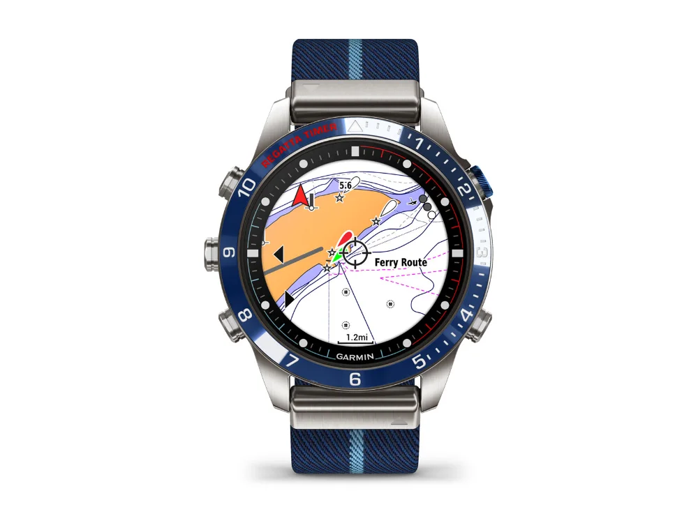 Garmin MARQ Captain (Gen 2), титан, полосатый нейлоновый и синий силиконовый ремешки — вид спереди, другой экран