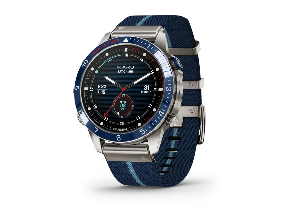 Garmin MARQ Captain (Gen 2), титан, полосатый нейлоновый и синий силиконовый ремешки