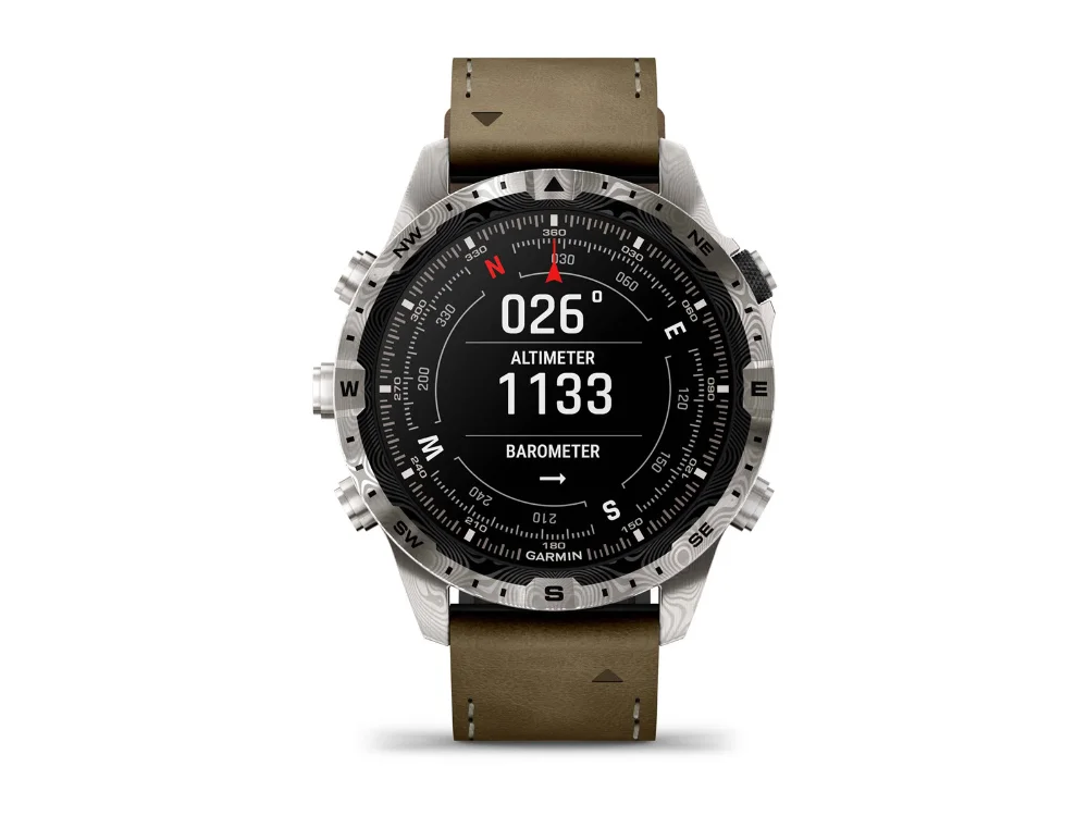 Garmin MARQ Adventurer (Gen 2) Damascus Steel Edition, дамасская сталь, песочный гибридный и чёрный силиконовый ремешки — вид спереди